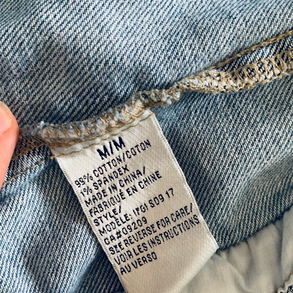 CLÉO vintage light wash blue jean jacket with major distressing size M - Picture 9 of 10